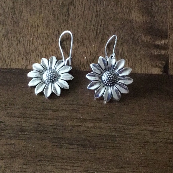Jewelry - Flower dangle earrings silver in color